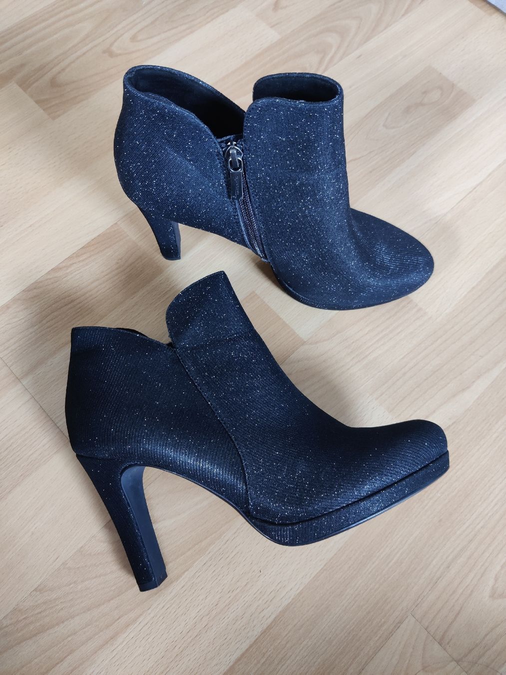 Tamaris Damenschuhe: Tamaris Stiefeletten Glitzer – Gebraucht aus Ilanz von sus_dw7m