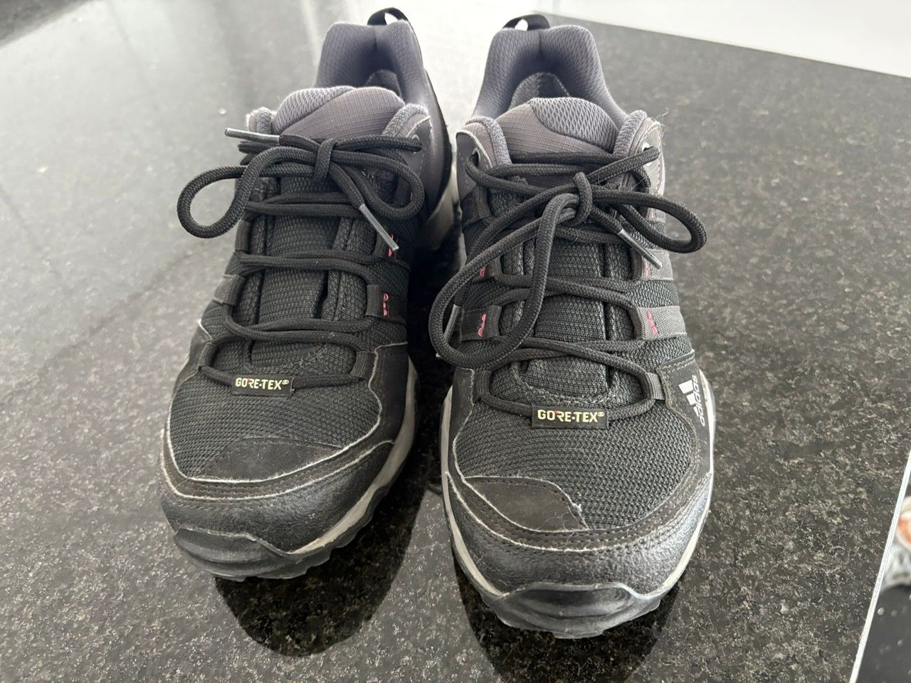 Scarpe da donna: Sportschuhe – Usato da Jonschwil venduto da Dr.MeganHunt