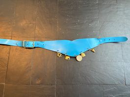 💙 Ceinture vintage cuir bleu à breloques dorées T.75