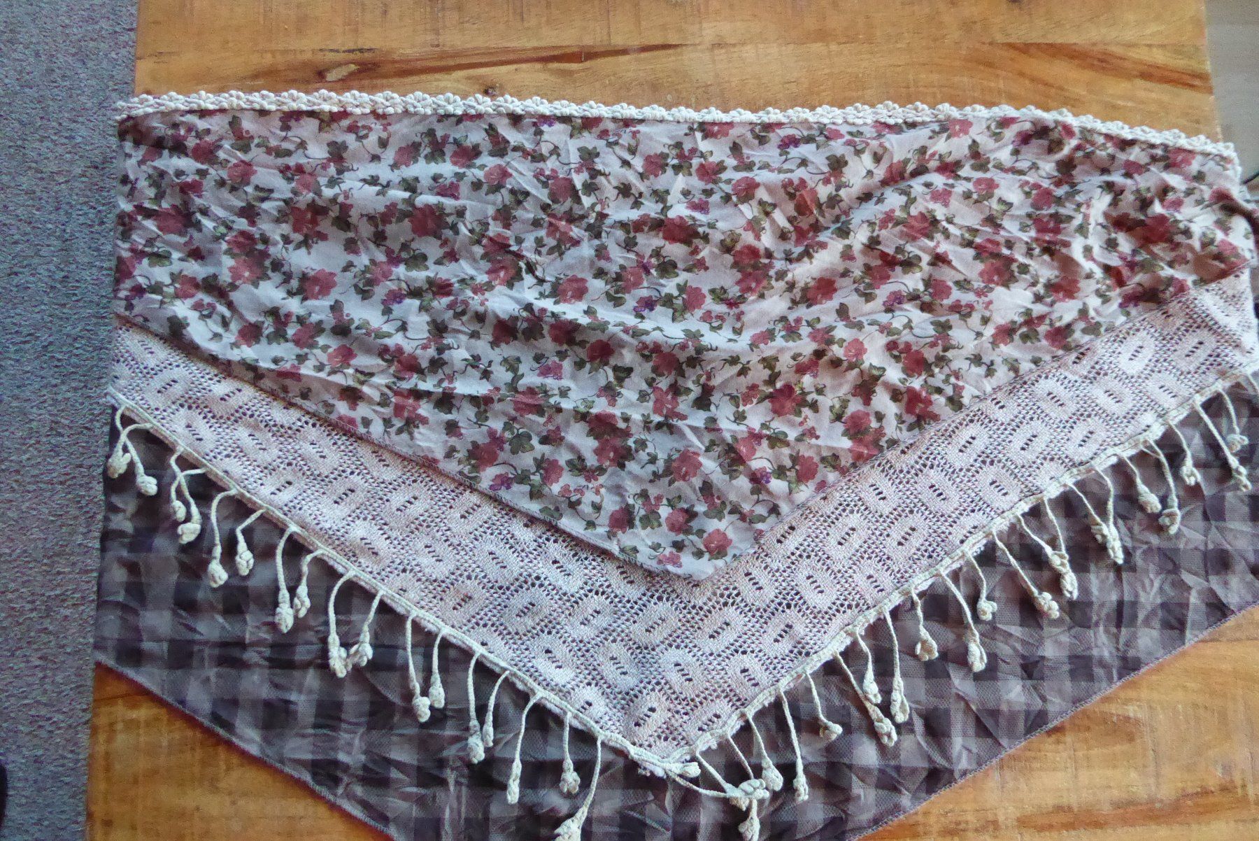 Foulard & Sciarpe: 2 Romantische Schals rip curl 3 lagig – Usato da Sargans venduto da Benziner