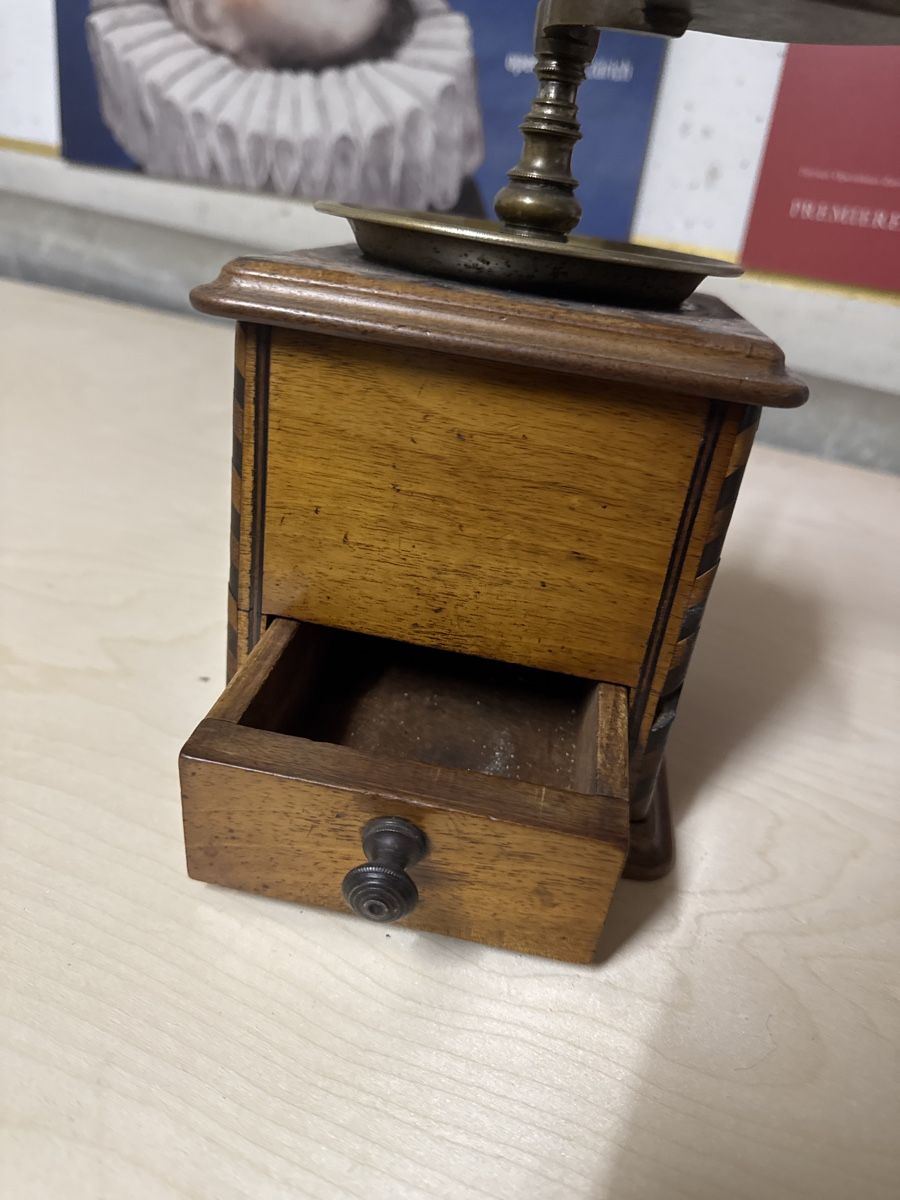 Elettrodomestici da cucina: Antik Kaffeemühle Handkurbel Messing Holz – Usato da Winterthur venduto da Zahir02 2