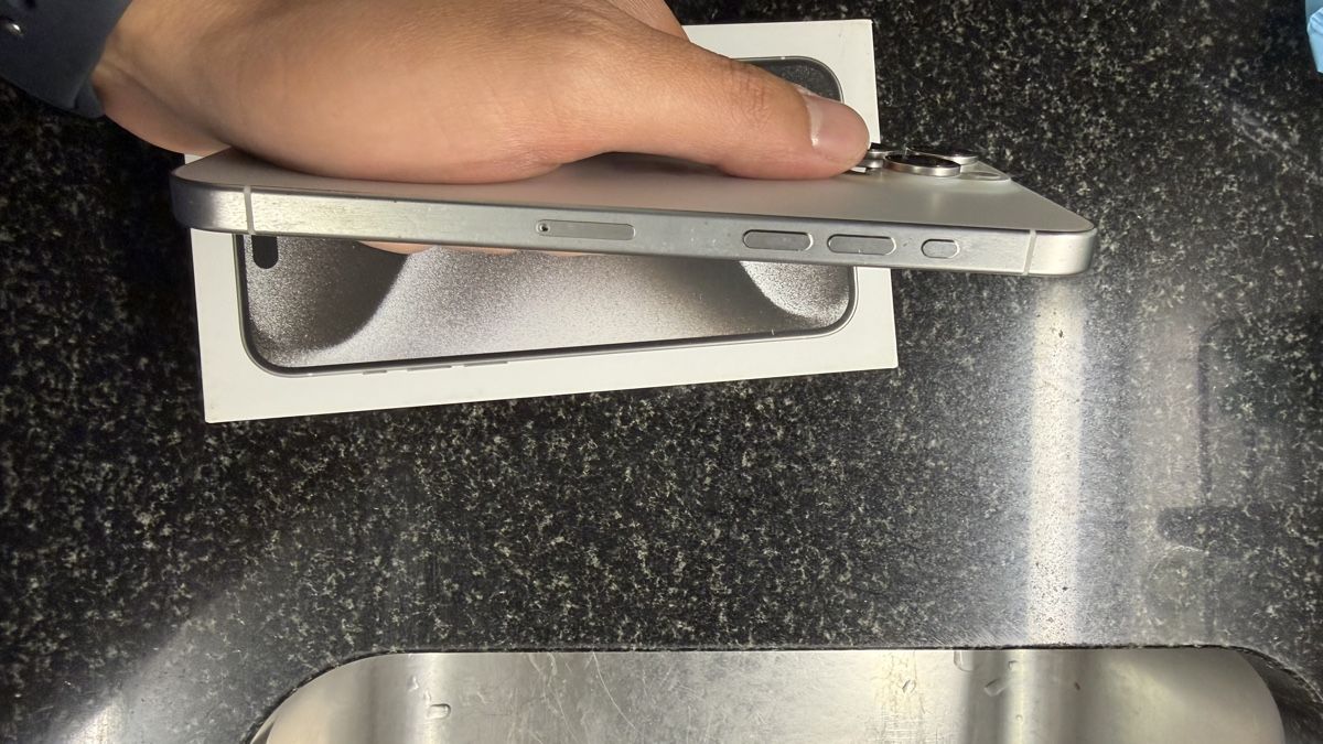 Apple Telefoni cellulari / Smartphones: iPhone 15 Pro Max, 256GB, Silber -Top Zustand – Usato da Niederuzwil venduto da Ismailb12 6