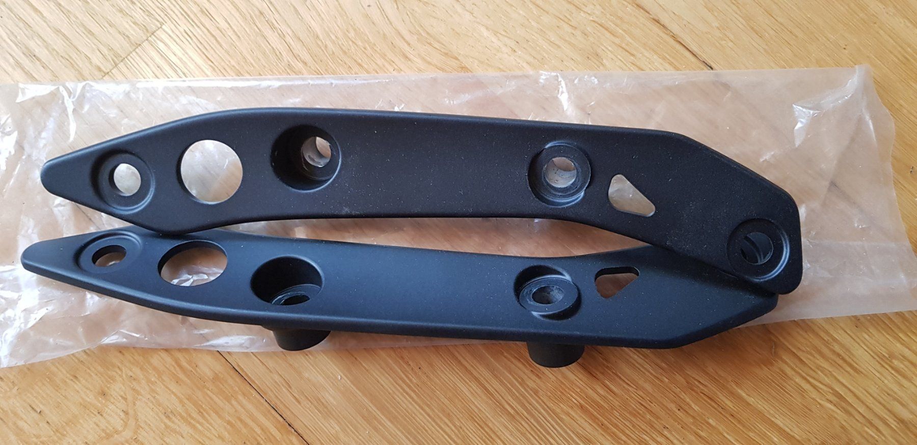Toutes les pièces détachées moto: Yamaha Xmax 300 WindschutzscheibenPlexiglashalter – Neuf avec emballage d'origine à Morens FR par Kiscica 2