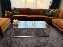 Eleganter Couchtisch mit Glasplatte und Chromgestell