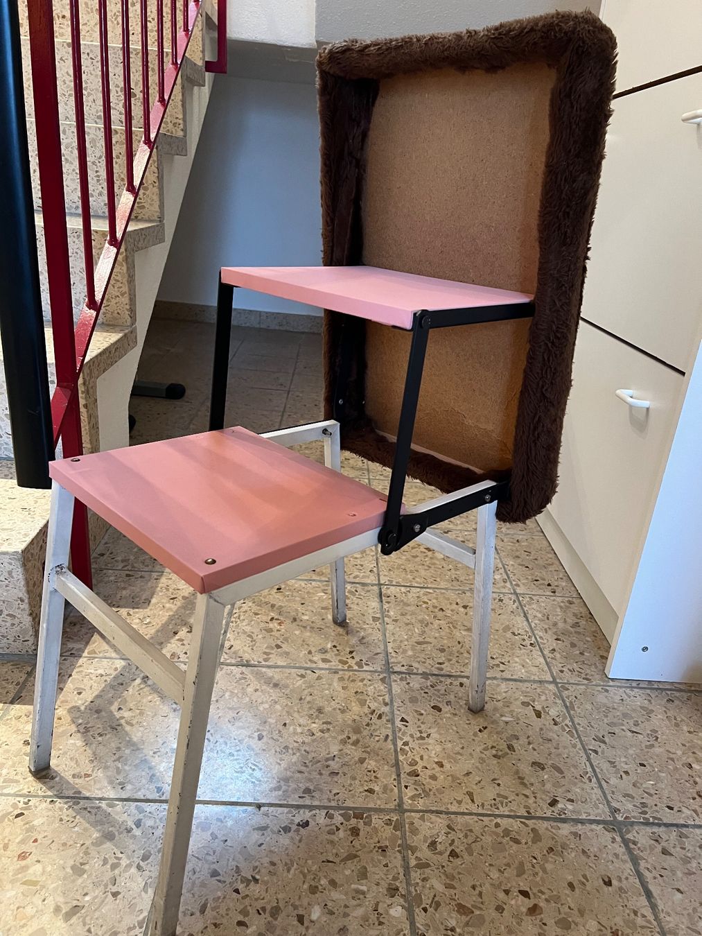 Hocker: Klappstuhl mit Trittfunktion rosa braun gebraucht – Gebraucht aus Jona von Sariksa 1
