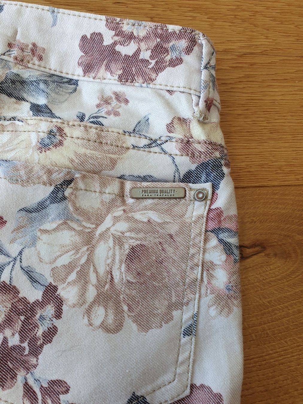 Zara Jeans: Wunderschöne Jeans mit Blumenmuster Gr. 34/36 – Usato da Pfyn venduto da ka.we 2