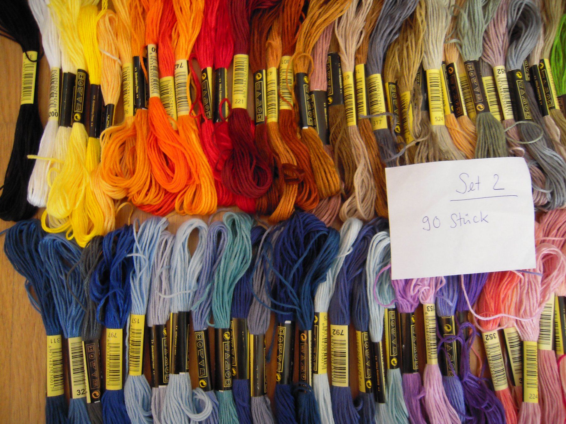 Cordicelle & Fili: 90 Stickfäden Stickgarn (90 verschiedene Farben!) – Nuovo e nell'imballaggio originale da Uzwil venduto da visions77 1
