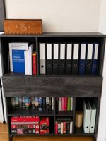 Modernes Regal in Anthrazit mit Holzoptik 