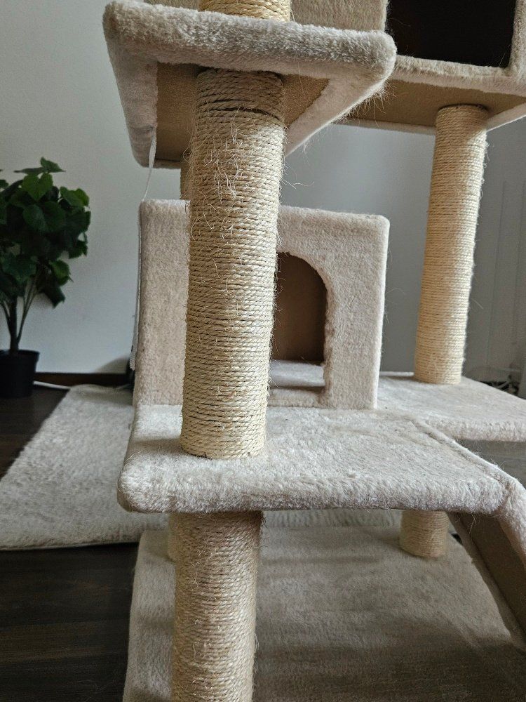 Tiragraffi: Schöner, stabiler Kratzbaum / Katzenbaum in Beige – Usato da Luzern venduto da igo_ldf2 1
