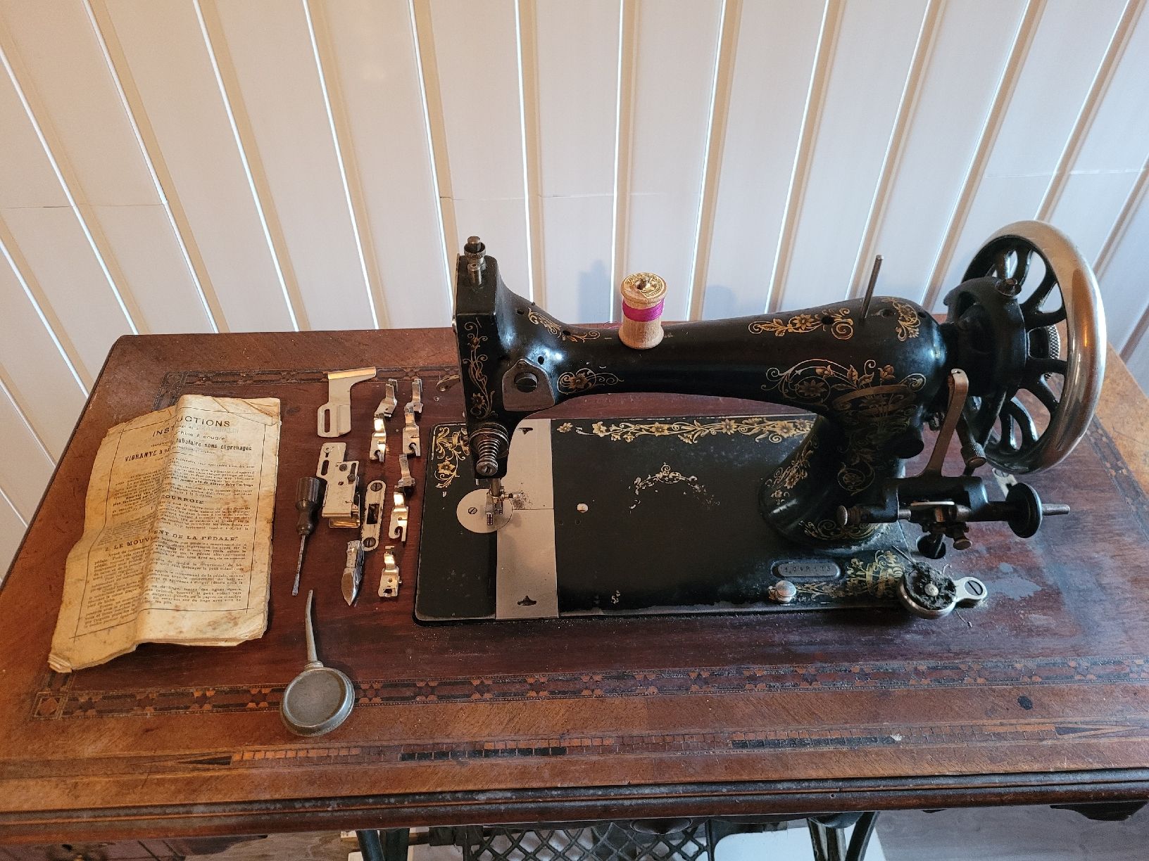 Macchine da cucire: Ancienne machine à coudre – Usato da Rocourt venduto da PapyCH 1
