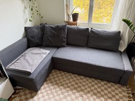 Schlafsofa IKEA grau mit Kissen und Decke - Friheten