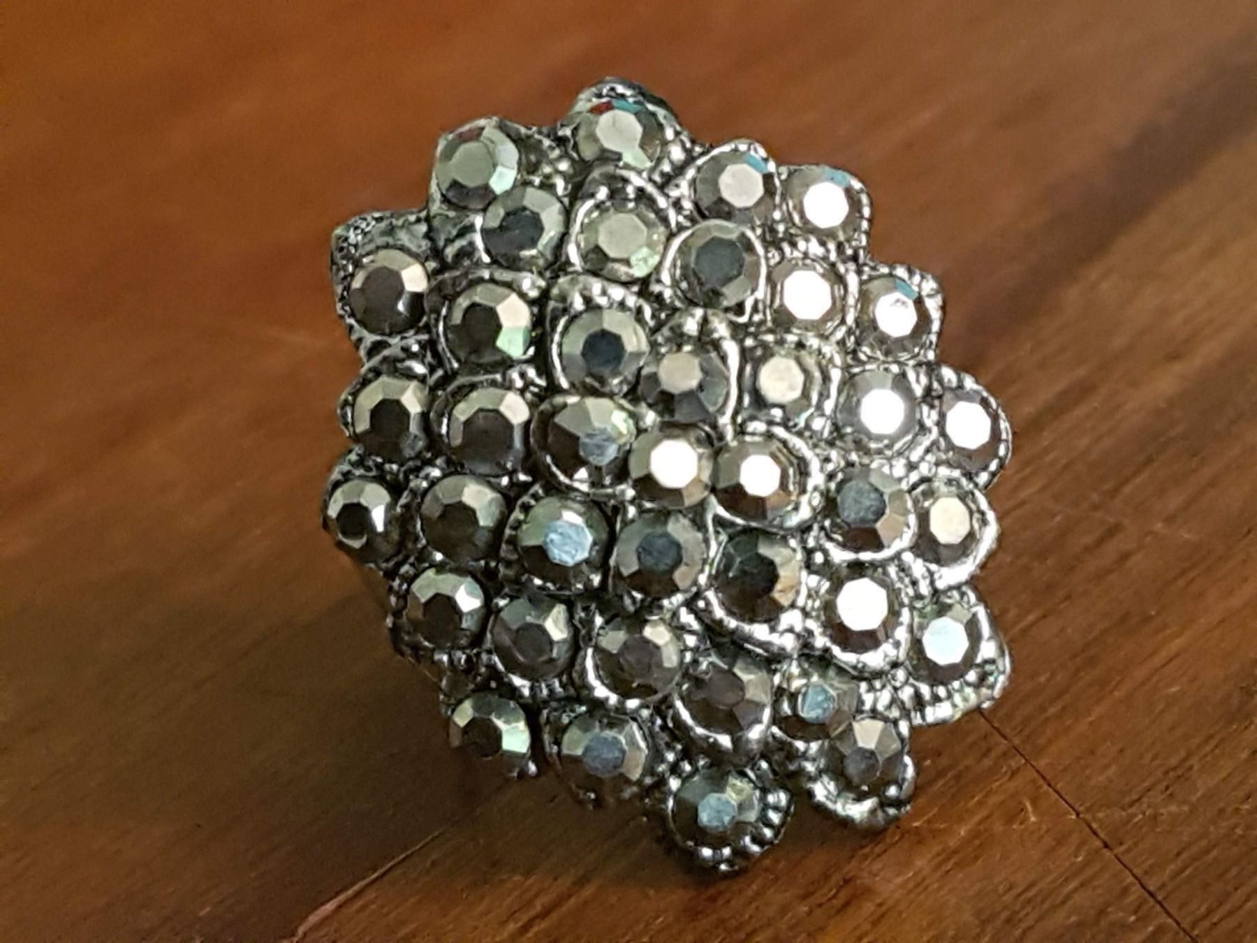 Ringe: Ring Metall mit facettierten Steinchen, oval, Hingucker – Gebraucht aus Ettingen von Maranathatalitha