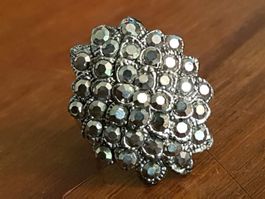 Ring Metall mit facettierten Steinchen, oval, Hingucker