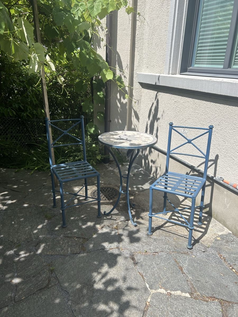 Set di tavolo e panche: Gartentisch+Stühle aus blauem Metall – Usato da Binningen venduto da alb_72k2