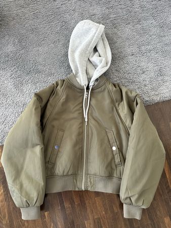 Jacke mit abnehmaren Kapuze