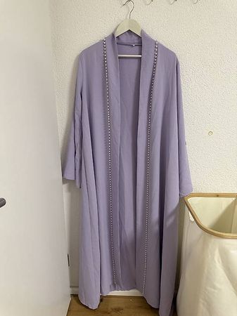 Abaya Violett mit weissen Perlen
