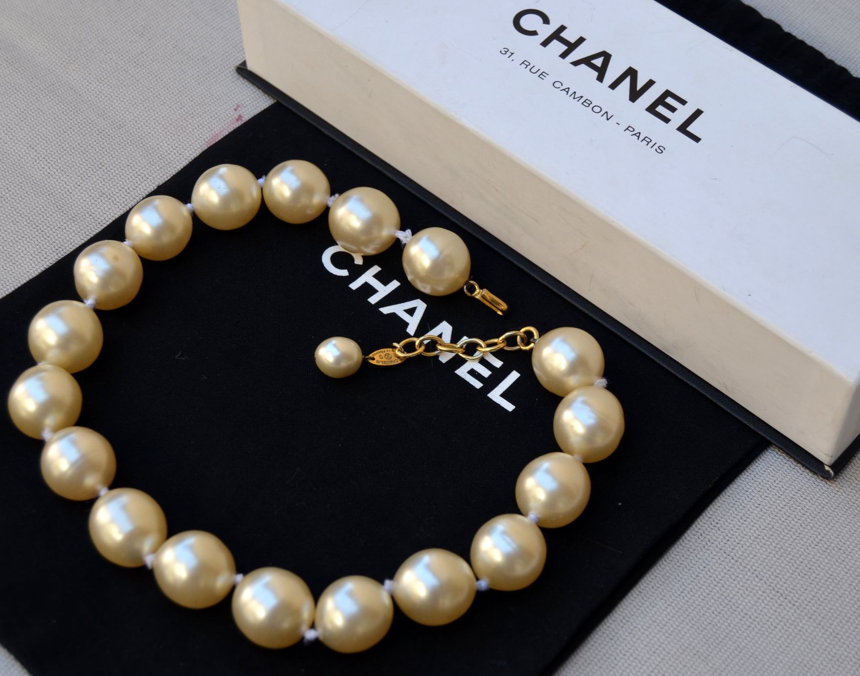 Chanel Ketten: Perlenkette CHANEL collier de perles Vintage – Gebraucht aus Collonges von Auganien