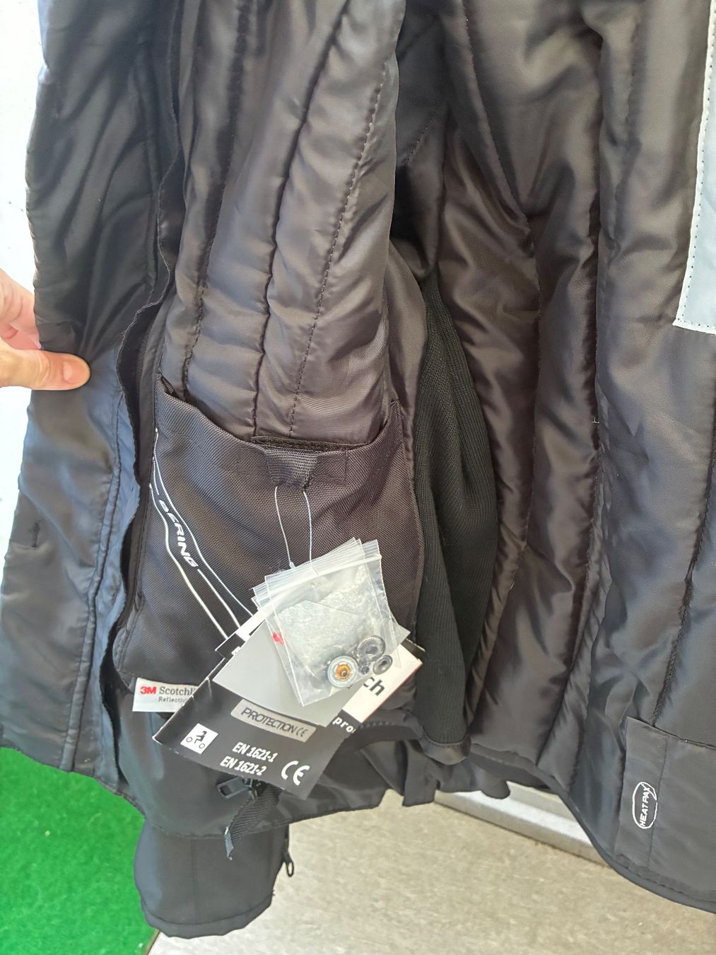 Lotti di vestiti: Giacca+pantaloni moto – Usato da Gordola venduto da pam_977x 1