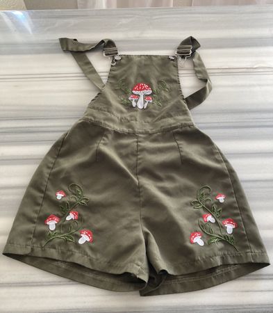 ab 1.- Latzhose kurz khaki mit Pilz-Stickerei Gr.S