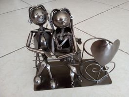 Porte bouteille en métal "amoureux sur un banc"