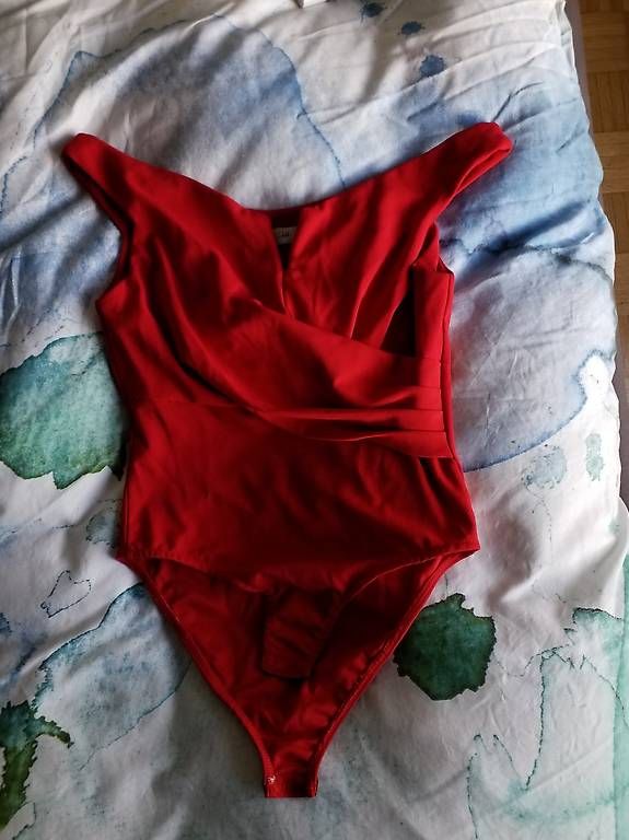 Top: Dresstop Rotes falt Top Body – Usato da Bern venduto da Bluepop