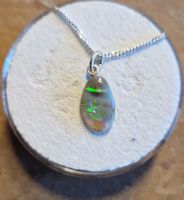 Collier élégant avec une opale véritable et sa chaîne.