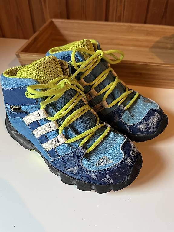 Chaussures garçon: ADIDAS terrex Gr. 26 – D'occasion à Zizers par Sahu1