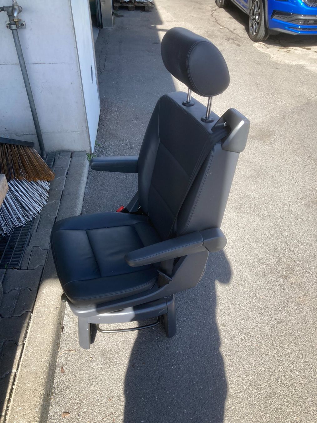 VW Tutti i ricambio: VW T6 Multivan EinzelSitz Drehbar Leder – Usato da Cham venduto da WB2223 2