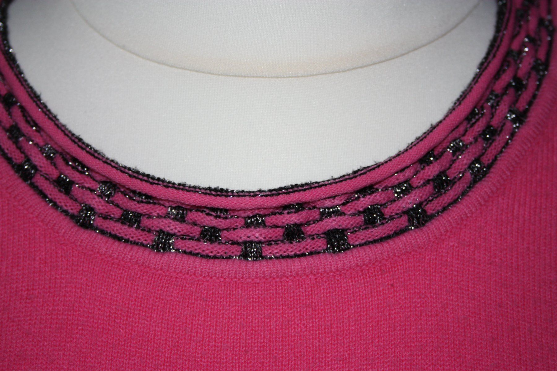 Maglioni & Felpe: Pullover pink mit schwarzen Applikationen Gr. L – Usato da Flüelen venduto da Diversicum-Curvy 2