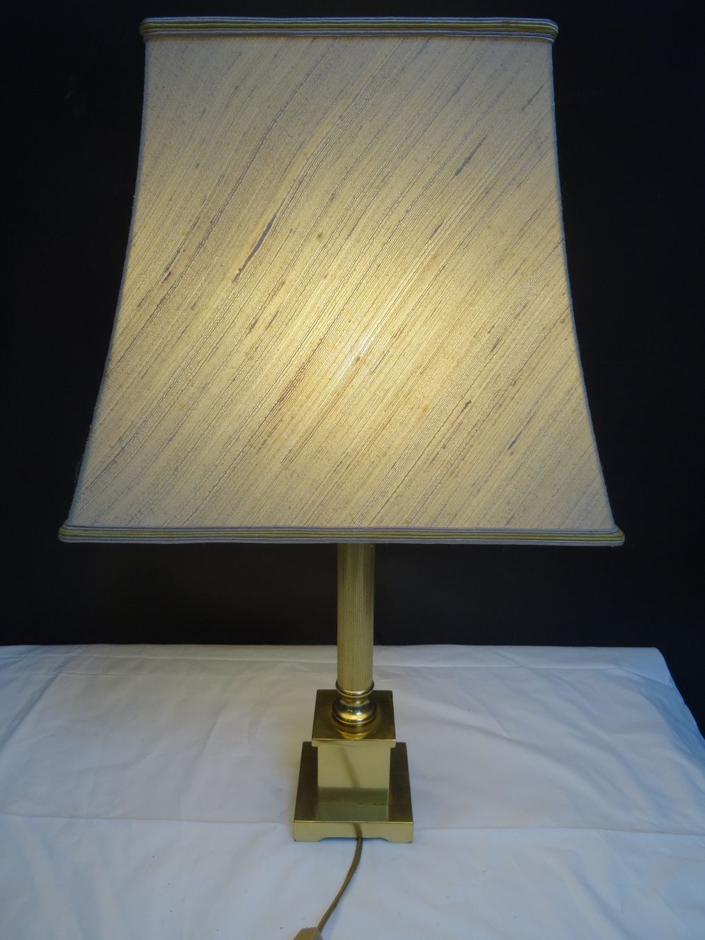 Lampes: LAMPE MIT MESSINGFUSS – D'occasion à Brügg BE par fundus2