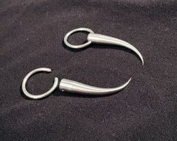 Cooler Piercing Ohrschmuck: Zwei spitze Ohrringe aus Metall