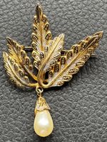 Broche vintaToledo fuille dorée et perle nacrée élégante