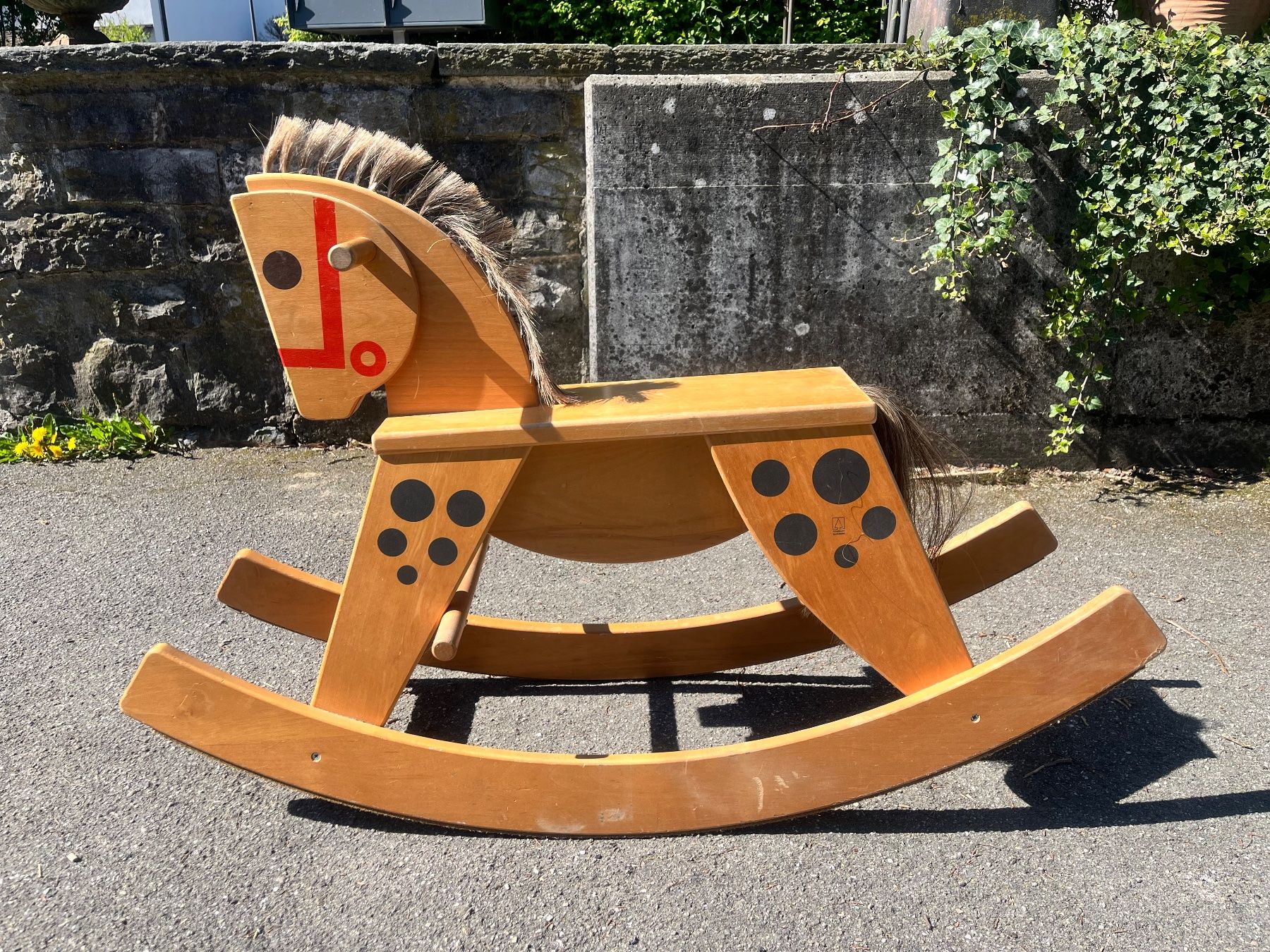 Altre altalene da giardino: Sehr solides Holzschaukelpferd – Usato da Burgdorf venduto da A006972