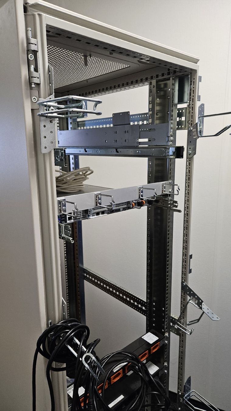 Compaq Racks & Ständer: Compac, Server Rack, offen, 1900H, 800T – Gebraucht aus Weggis von CEDAEL 1