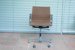 Vitra Eames Aluminium Office Chair EA 117