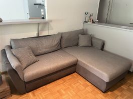Graues Ecksofa mit Bettfunktion