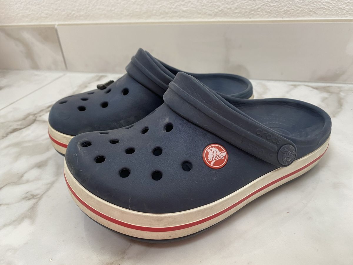 Crocs Scarpe da uomo: Dunkelblaue Crocs Gr. 32 unisex – Usato da Estavayer-le-Lac venduto da Mimmy02