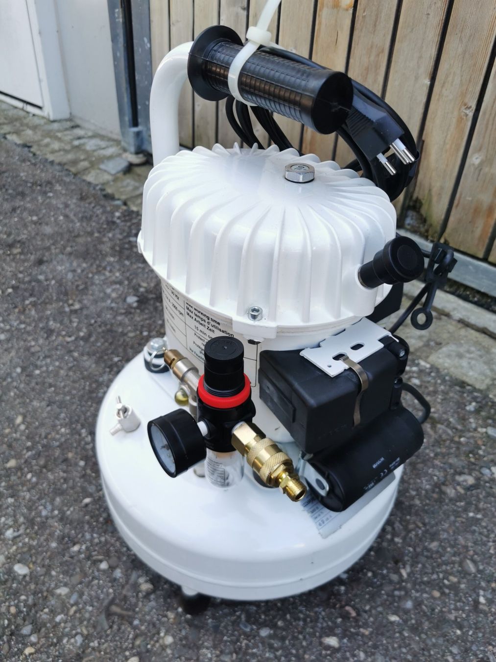 Jun-Air Compressori: Jun-Air Mecafer Flüster Kompressor – Usato da Hittnau venduto da Wbhswiss