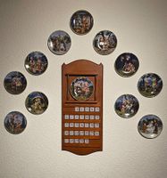 Hummel Plattenkalender, Porzellan und Holz (Goebel)