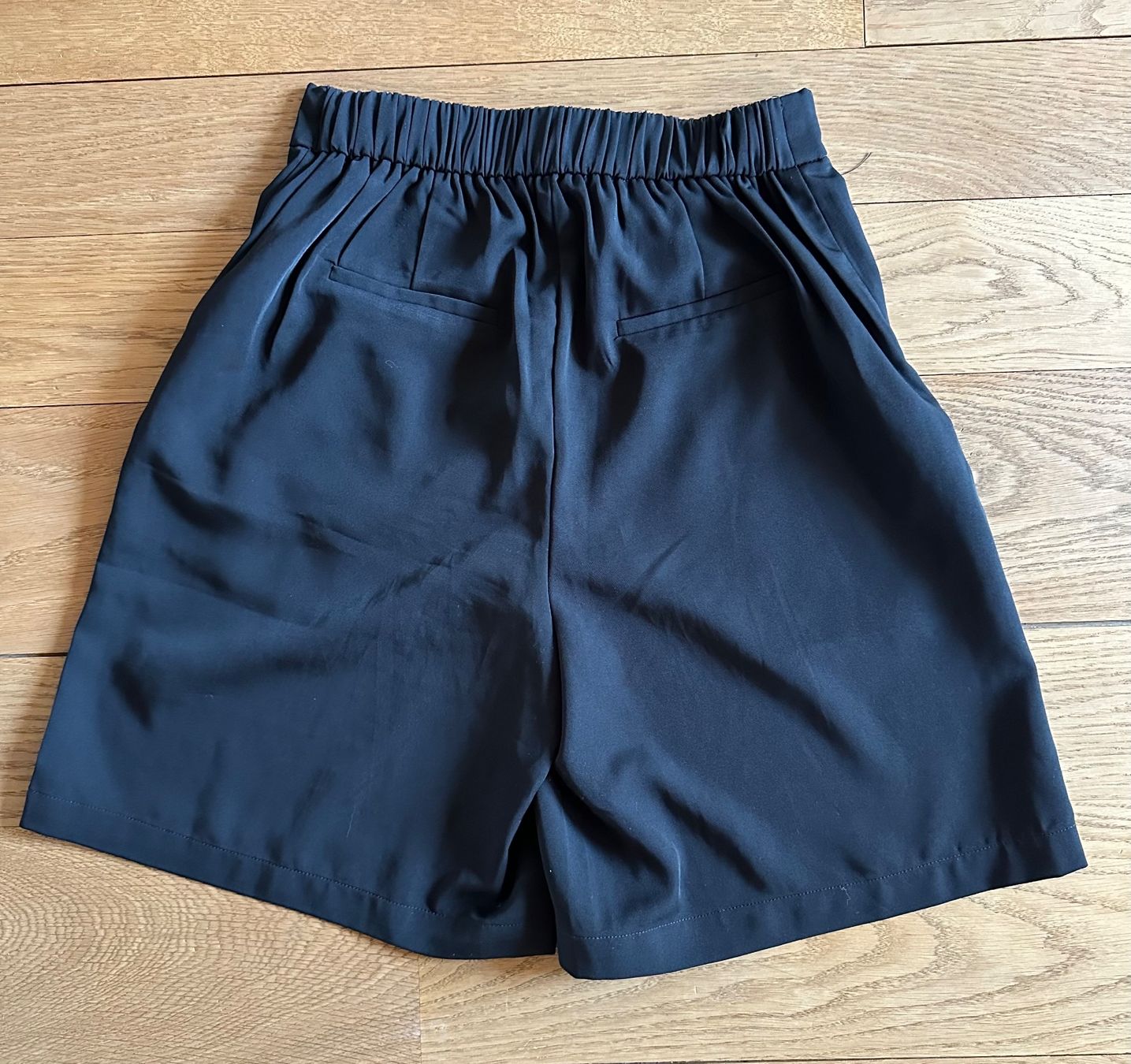 Na-kd Pantaloni: schwarze Damen Shorts Gr. 34 NAKD – Usato da Bern venduto da IrisBern 2