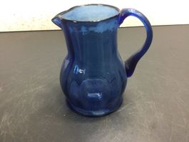 Gebrauchter alter blauer Wasser Glas Krug