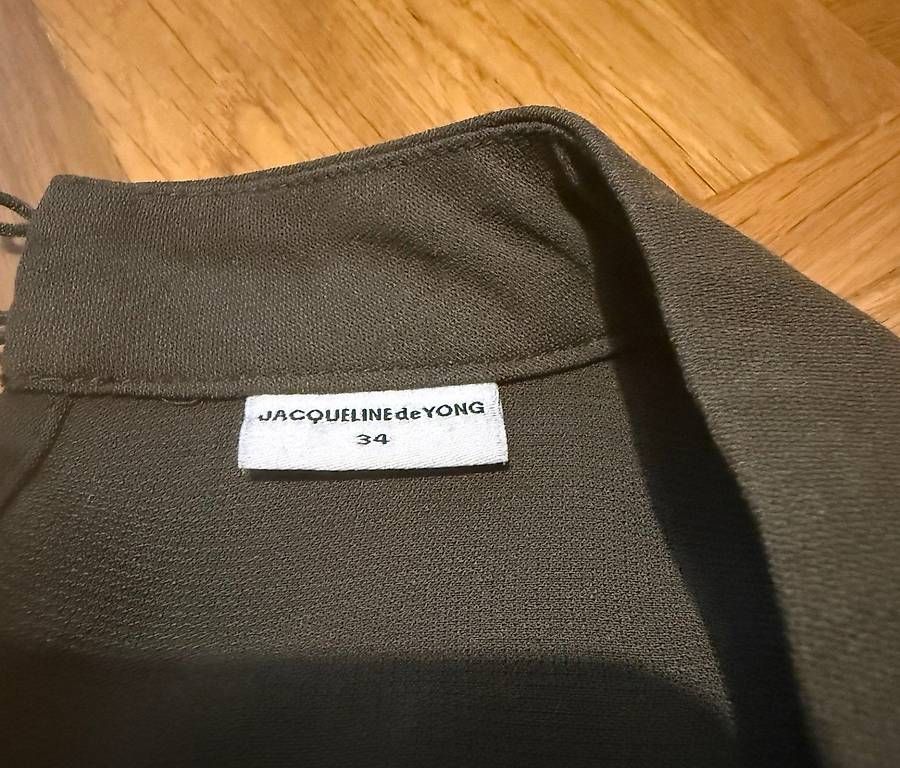 Top: Blouse vert olive Jacqueline de Yong – Nuovo (secondo la descrizione) da Lausanne venduto da loi_8msc 2