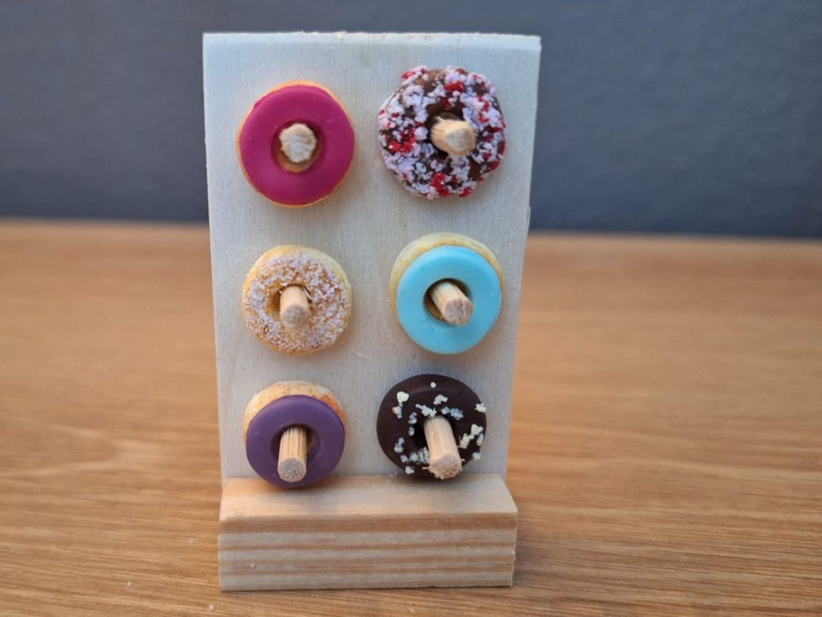 Case e mobili per bambole: Donuts Ständer, Alles Handmade Ständer und Donuts – Nuovo (secondo la descrizione) da Zürich venduto da HandmadeTinyFood