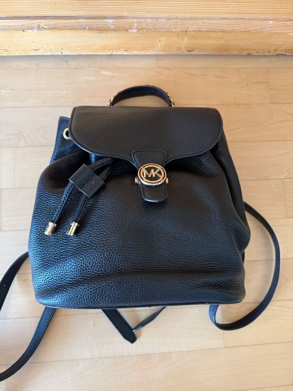 Michael Kors Zaini: Michael Kors Leder Rucksack schwarz – Usato da Uster venduto da Schangnau87 3