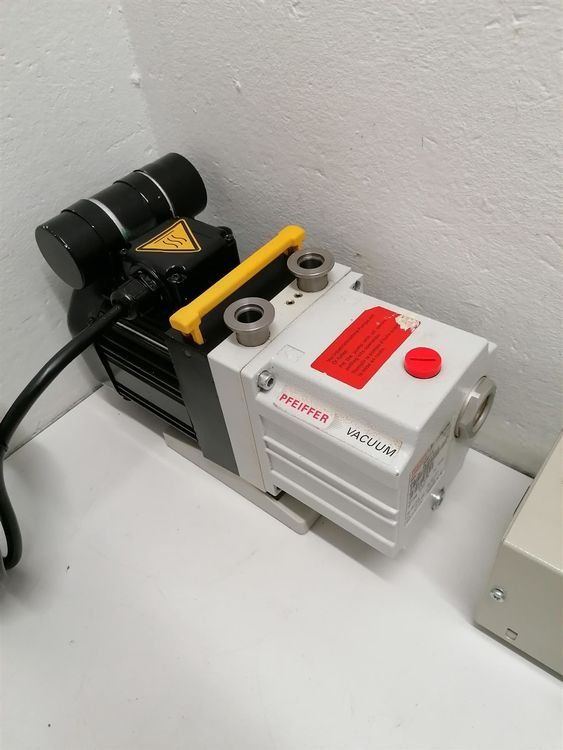 Accessori da laboratorio: Pfeiffer Vakuumpumpe DUO 2.5 – Usato da Niederdorf venduto da LeptonAG_Labor 3