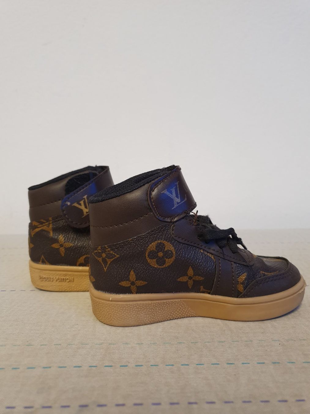 Louis Vuitton Scarpe da uomo: Chaussures Louis Vuitton enfant – Usato da Tramelan venduto da Anneli 1