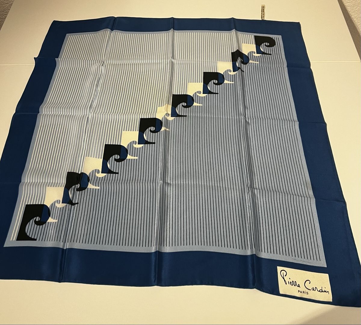 Pierre Cardin Foulards, Tücher & Schals: Foulard Pierre Cardin – Gebraucht aus St-Pierre-Clages von ste_xk6p 1