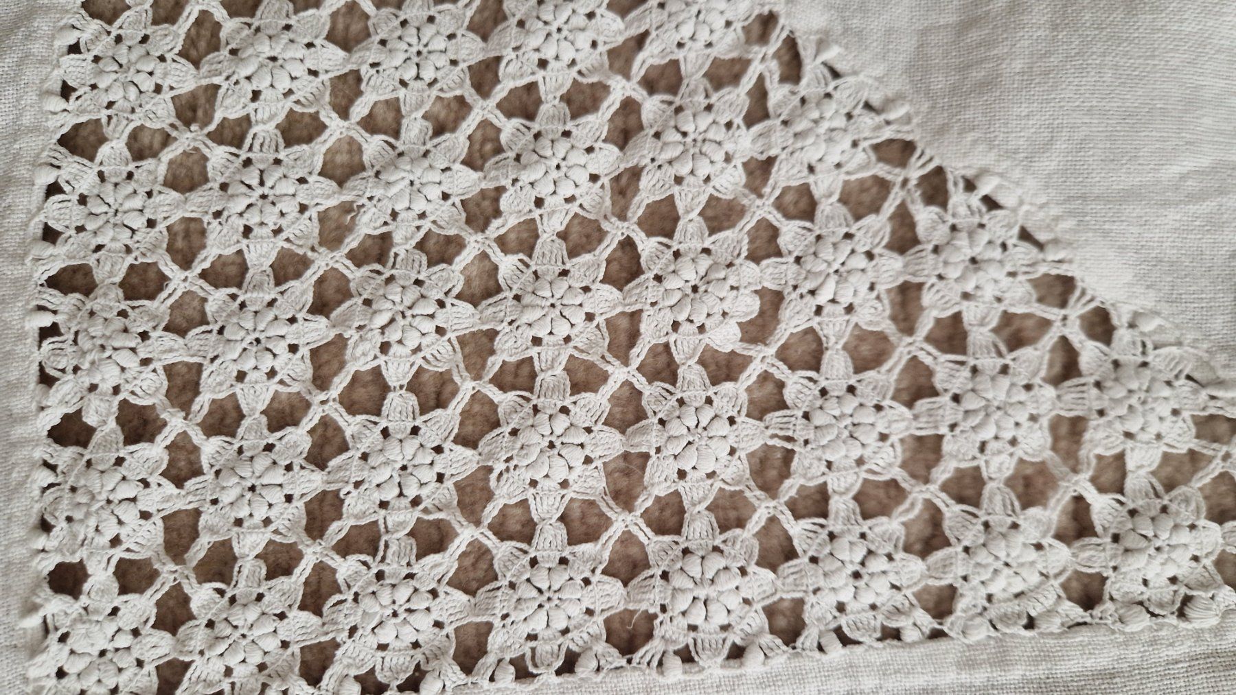Altra biancheria da tavola: Wunderbare Tischdecke ca. 90 x 94 cm Handarbeit – Usato da Rütihof venduto da Teddy1985