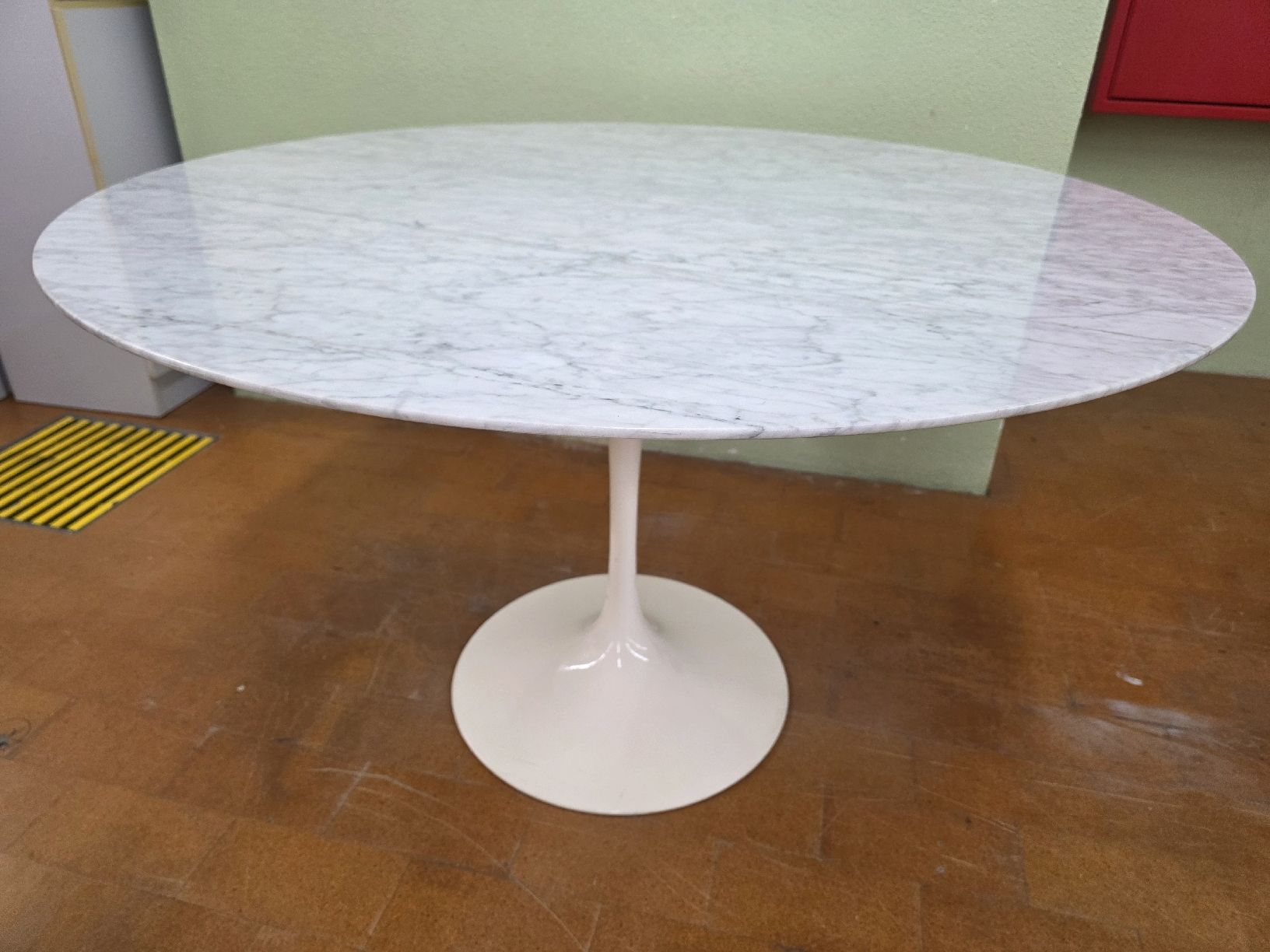 Tische: Designer Tulip Tisch aus Marmor – Gebraucht aus Lichtensteig von UsedINStore 4