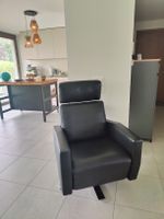 Schwarzer Ledersessel mit Relaxfunktion